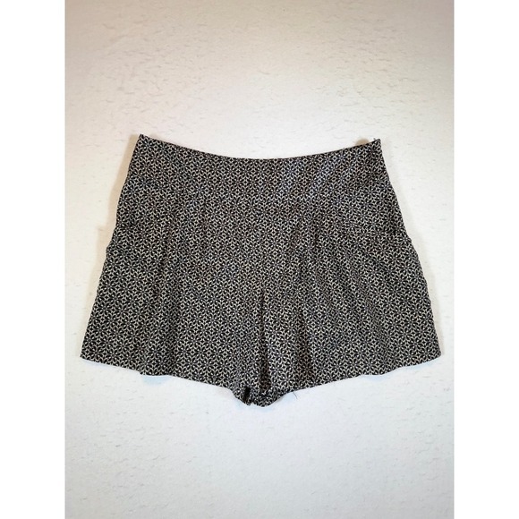 LOFT Pants - LOFT Women's Patterned Shorts Size 10 Black White Geometric Pleated Casual